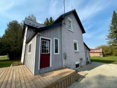 Charming 2-Bedroom Farmhouse in Proton Station