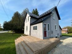 Picture of Charming 2-Bedroom Farmhouse in Proton Station